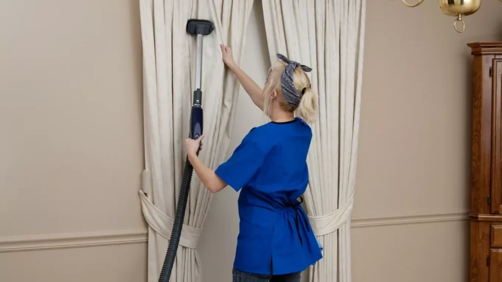 ستائر منزلية نظيفة بعد خدمة تنظيف الستائر الاحترافية