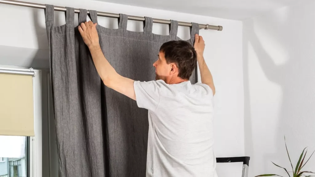 معدات متخصصة لتنفيذ خدمة تنظيف الستائر بجدة