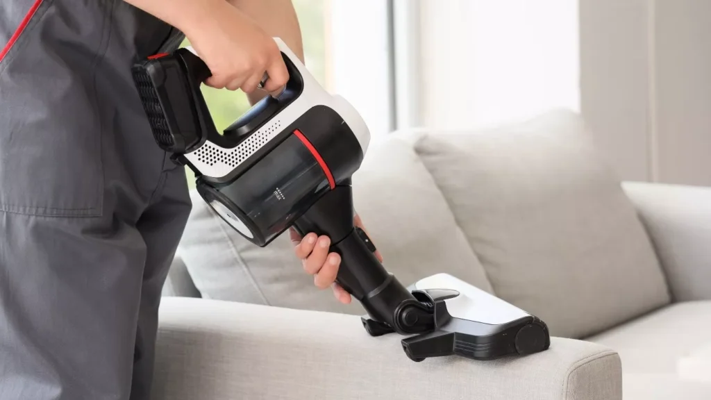 فريق متخصص يقدم خدمة تنظيف عميق للكنب في المنزل